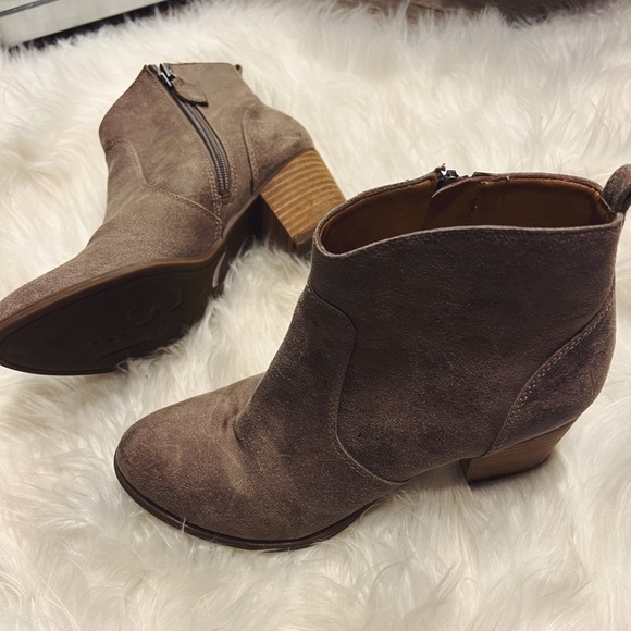 Franco Sarto 7.5 Cute Suede Heeled Booties - Picture 2 of 4